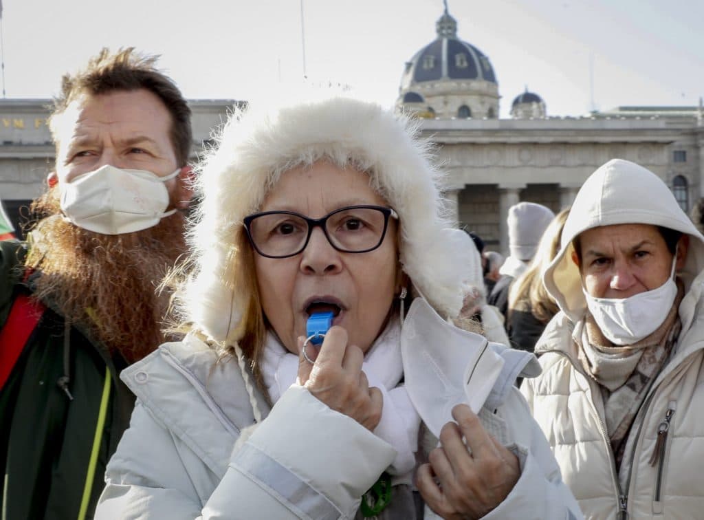 Tízezrek tiltakoznak ellene, mégis bevezették Ausztriában a kötelező védőoltást – PODCAST