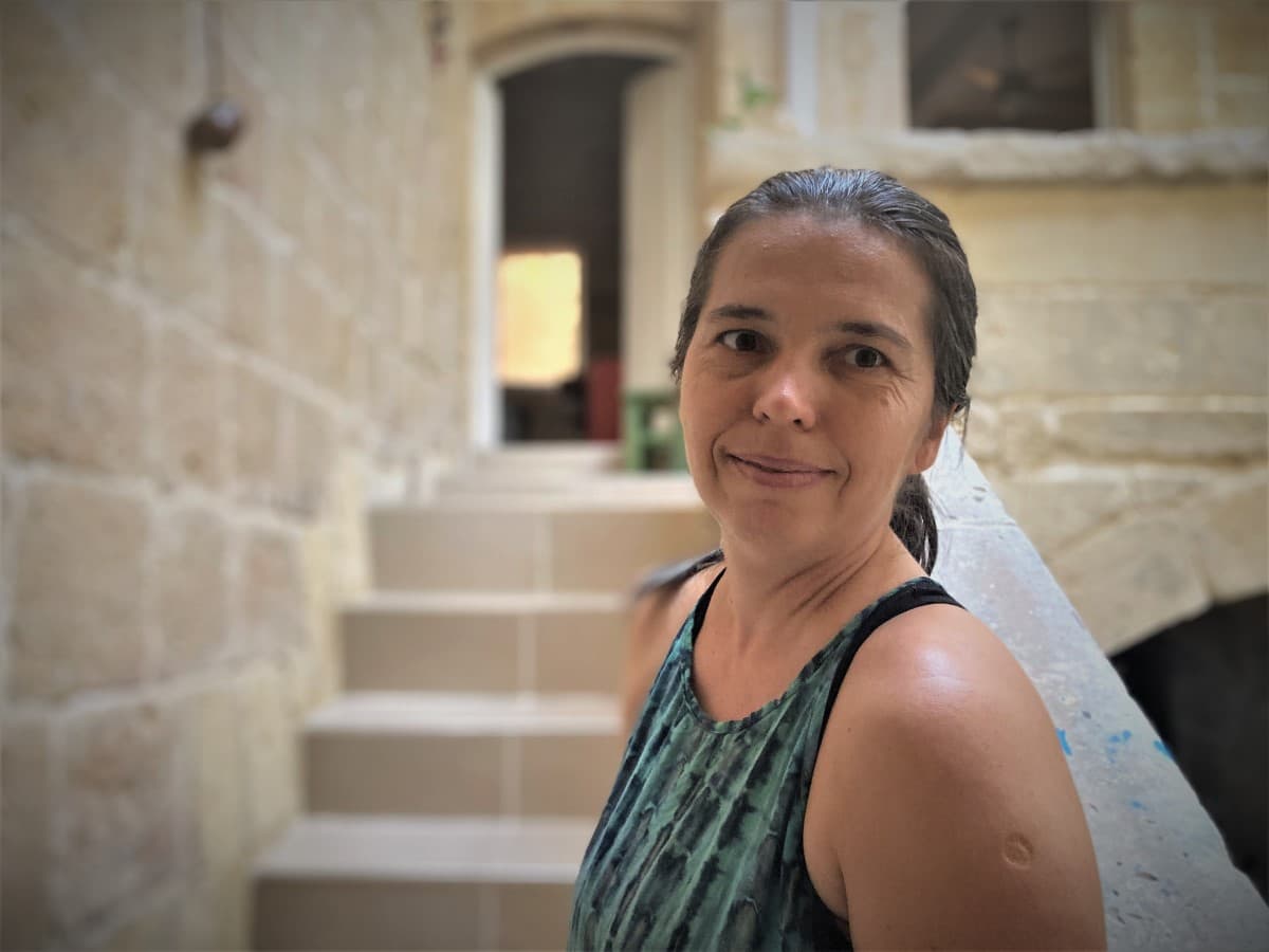 A Csallóközben született, majd Máltán, egy 400 éves házban kezdett új életet – PODCAST